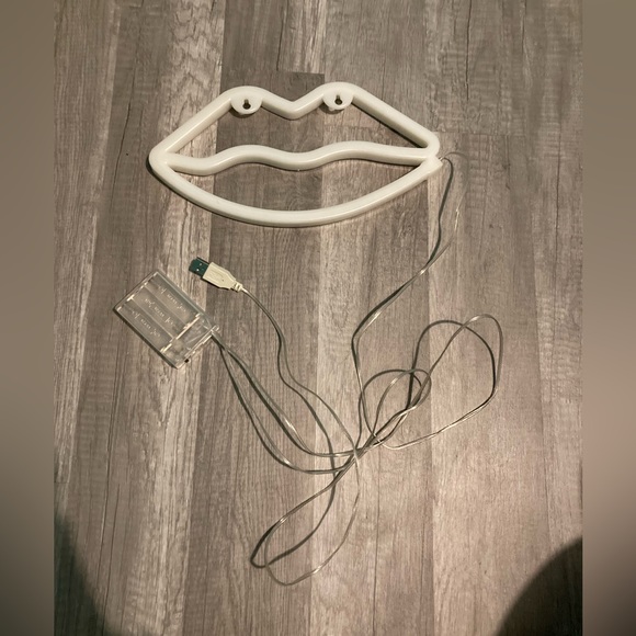 Lips Neon Light 🩷 - Picture 3 of 3